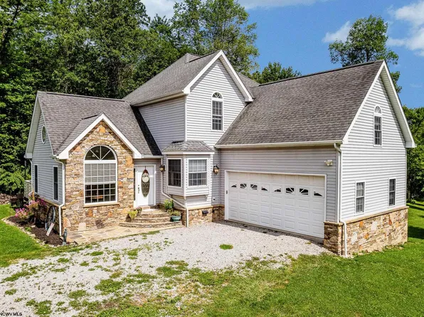 393 Auburn Hills Dr, Bruceton Mills, WV 26525