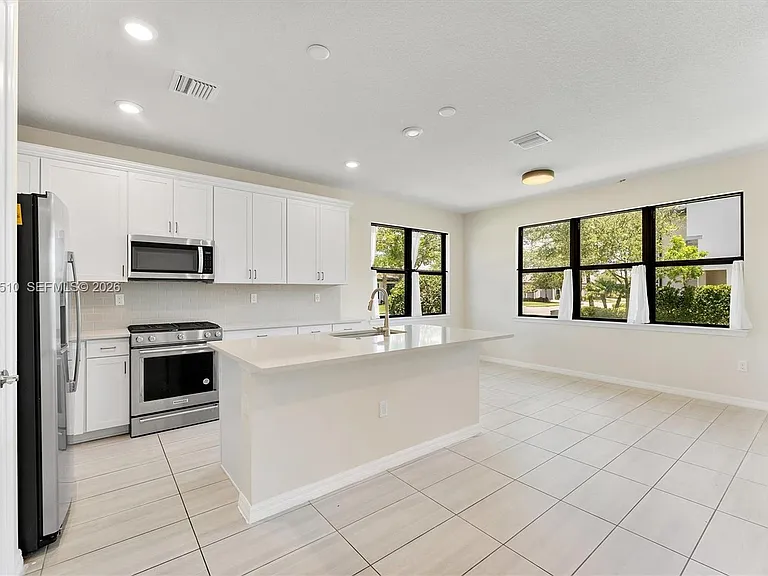 2485 Primrose Pl — Photo 10
