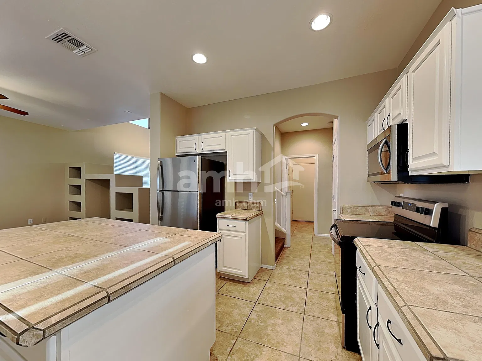 5 bed, 4.0 bath, 2487 sqft, $2,985 — Photo 3