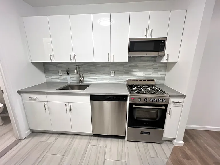 320 E 6th St #9R — Photo 2