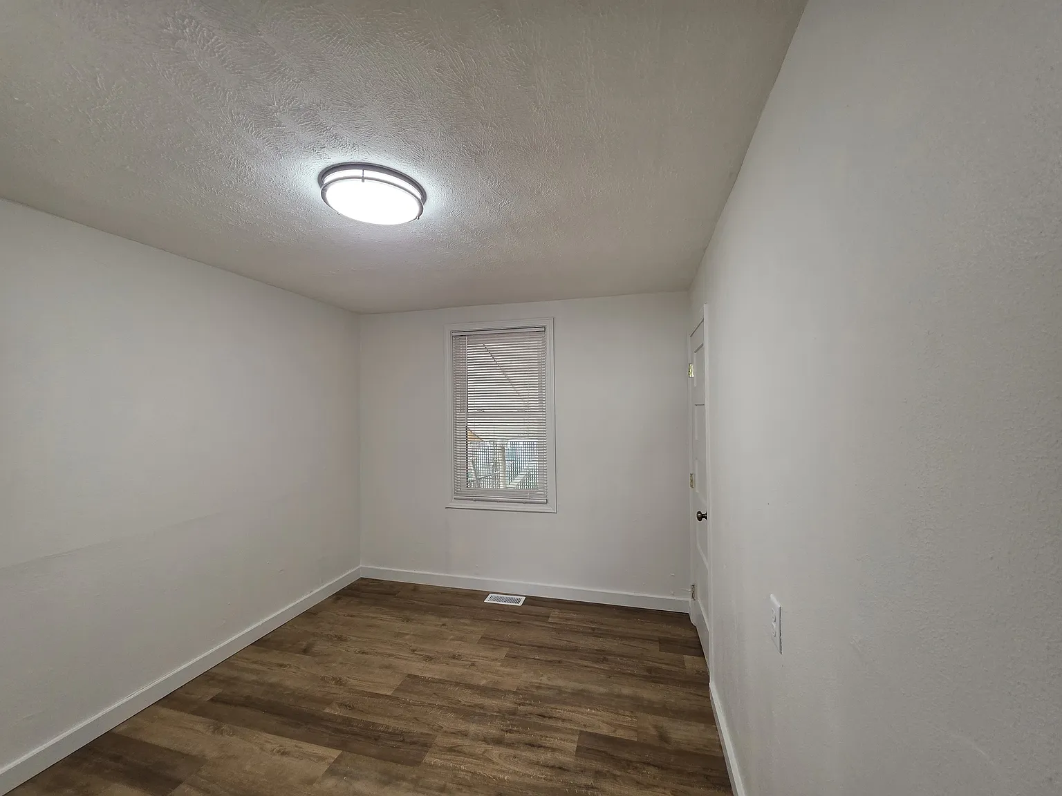3 bed, 858 sqft, $1,400 — Photo 3
