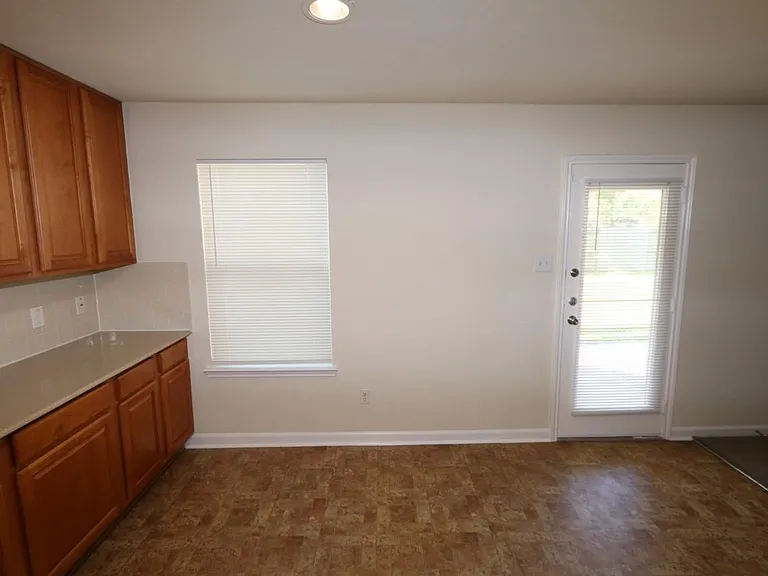 15611 Leeds Ln — Photo 9