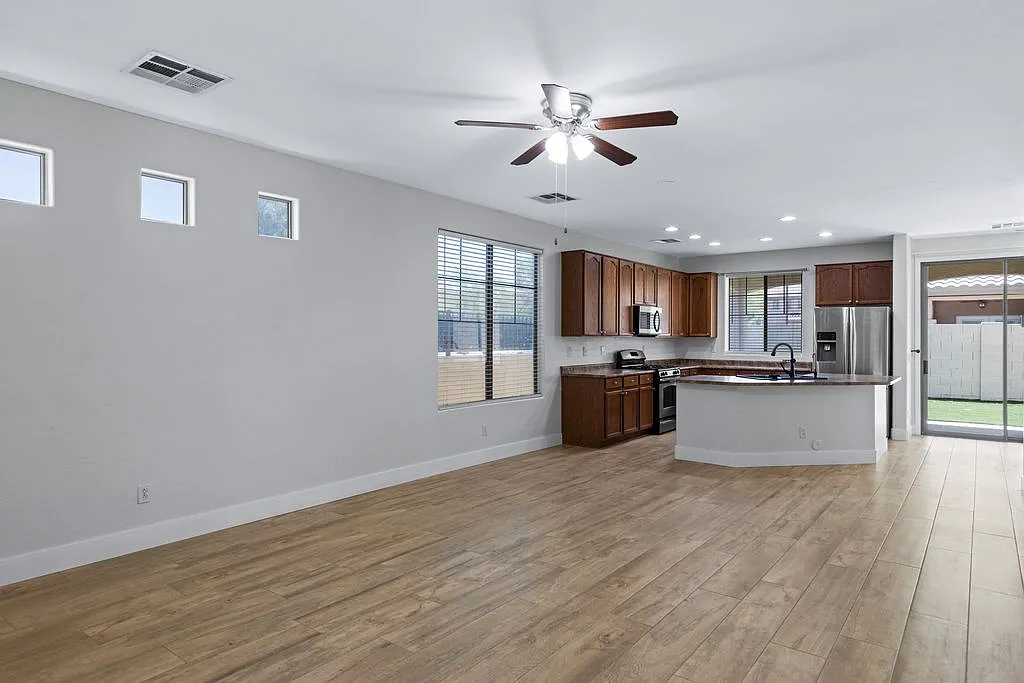 5 bed, 2517 sqft, $2,650 — Photo 3