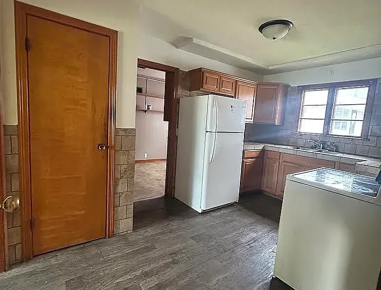 417 W Claflin Ave — Photo 2