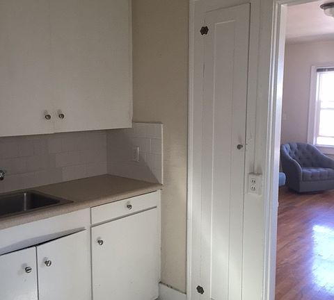 4th image of 609 Thomas St