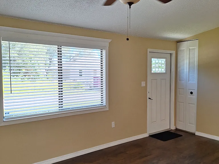 1429 Pulaski St — Photo 3