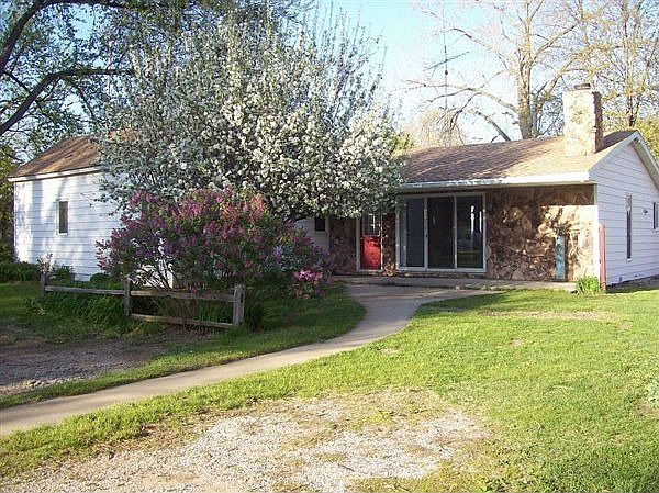 523 Owosso st. chesaning Nice home with your own apple tree