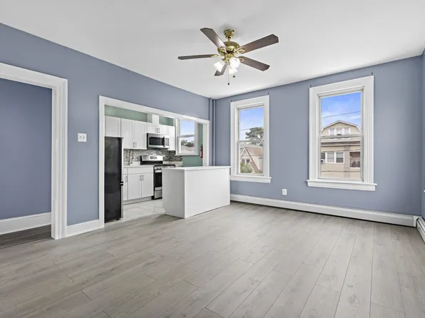 209 Danforth Avenue image 11 of 15