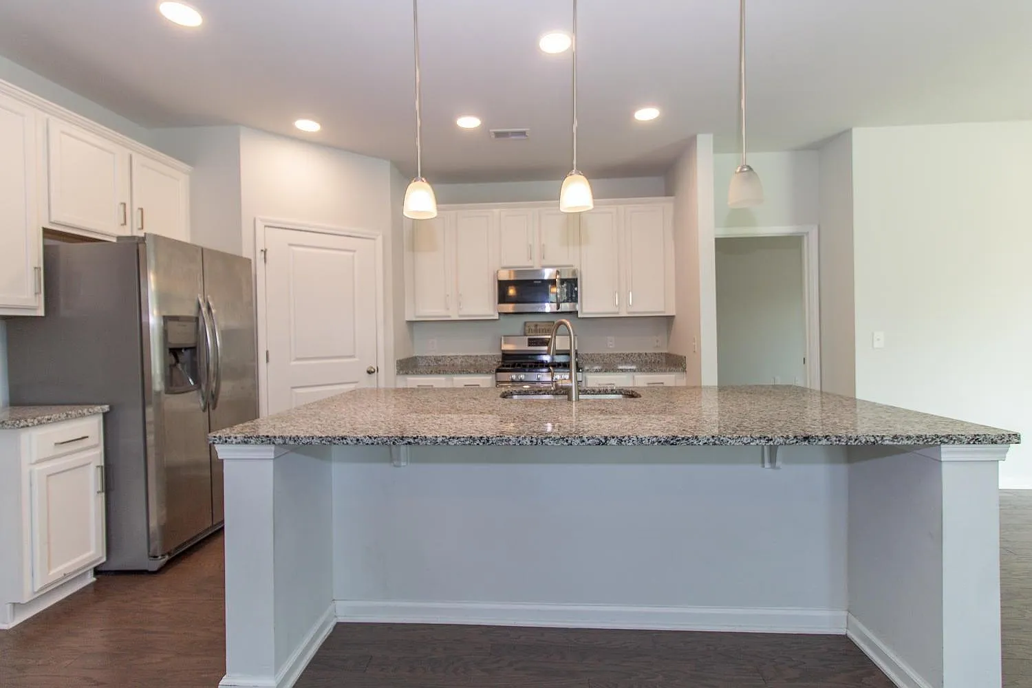 3 bed, 1719 sqft, $2,500 — Photo 2