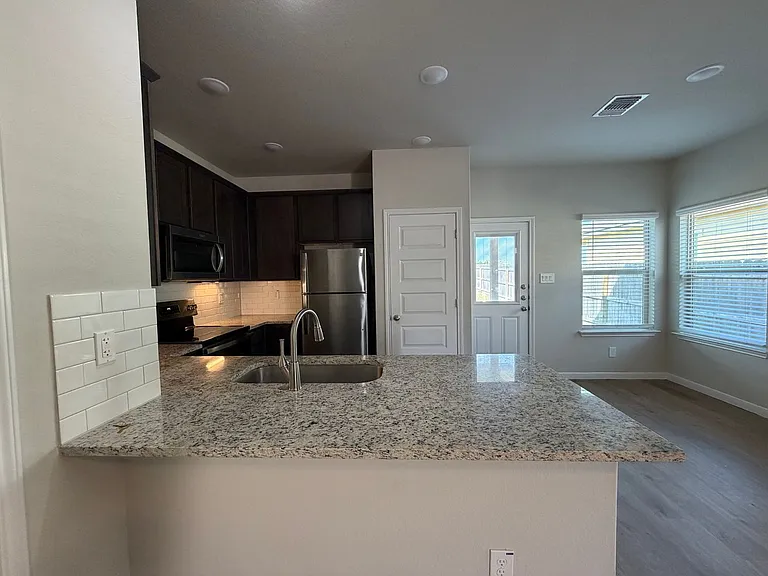 466 Emma Dr — Photo 7