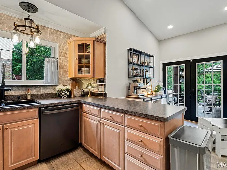 2947 Meramar Dr — Photo 10