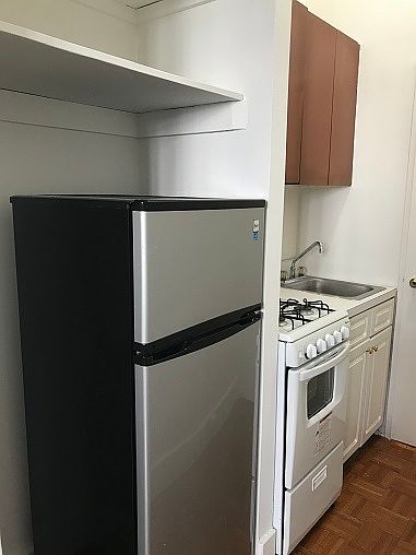 2nd image of 218 E 70th St #1N