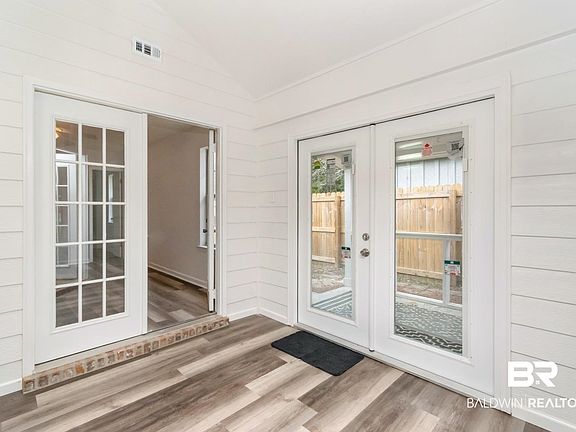 5th image of 902 Wildwood Ave