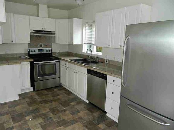 3rd image of 226 E St SE