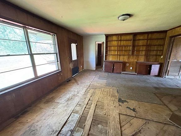 2nd image of 806 E 1st St