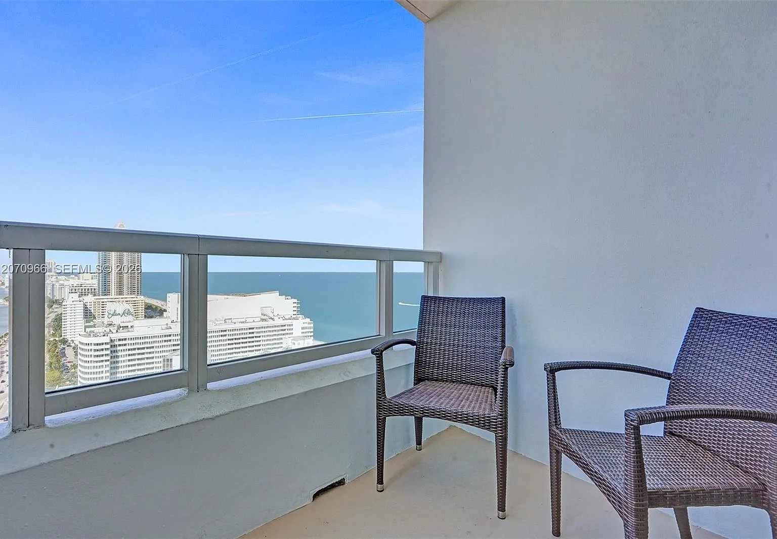 Fontainebleau Ii Condo — Photo 3
