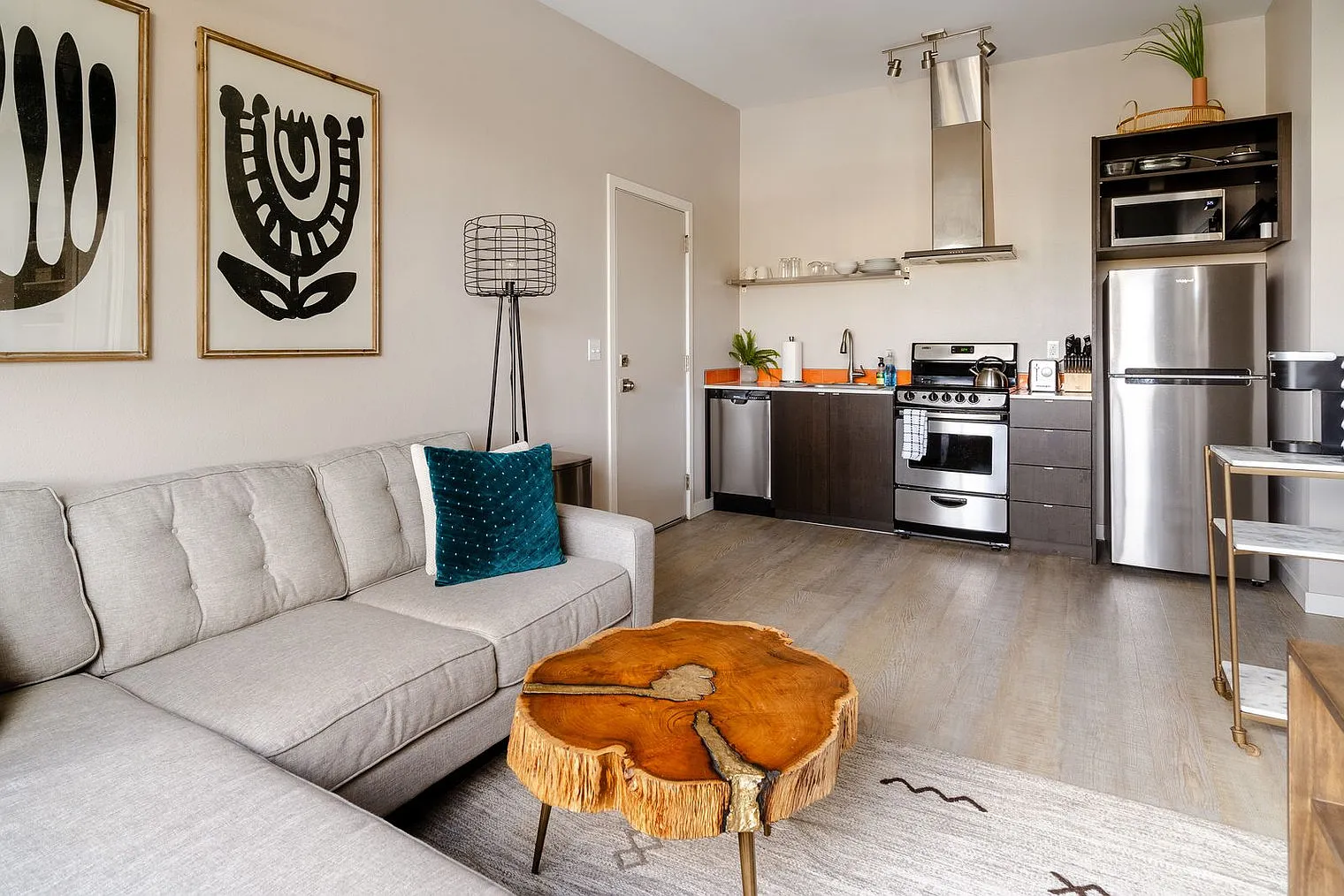 1 bed, 1.0 bath, 398 sqft, $2,460 — Photo 2