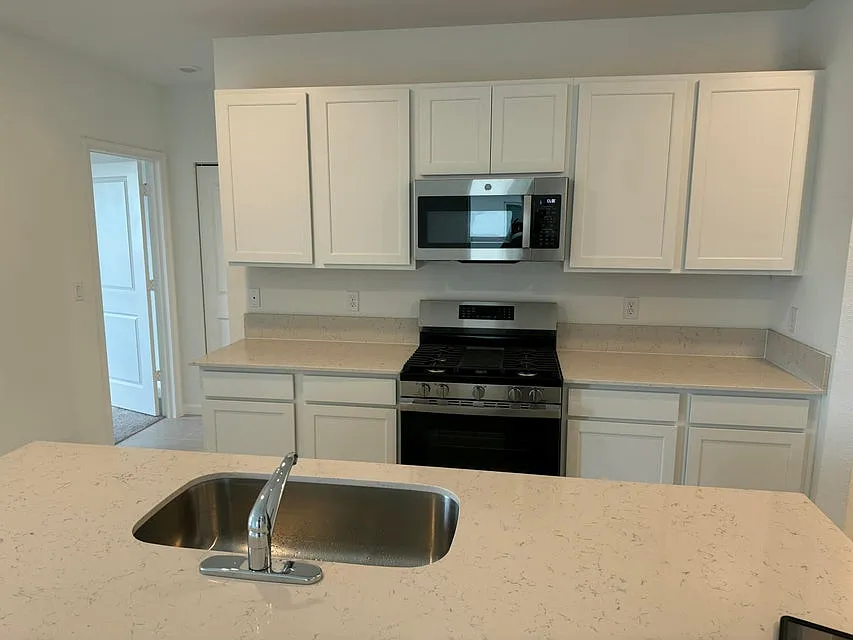 6 bed, 3.0 bath, 2458 sqft, $3,000 — Photo 3
