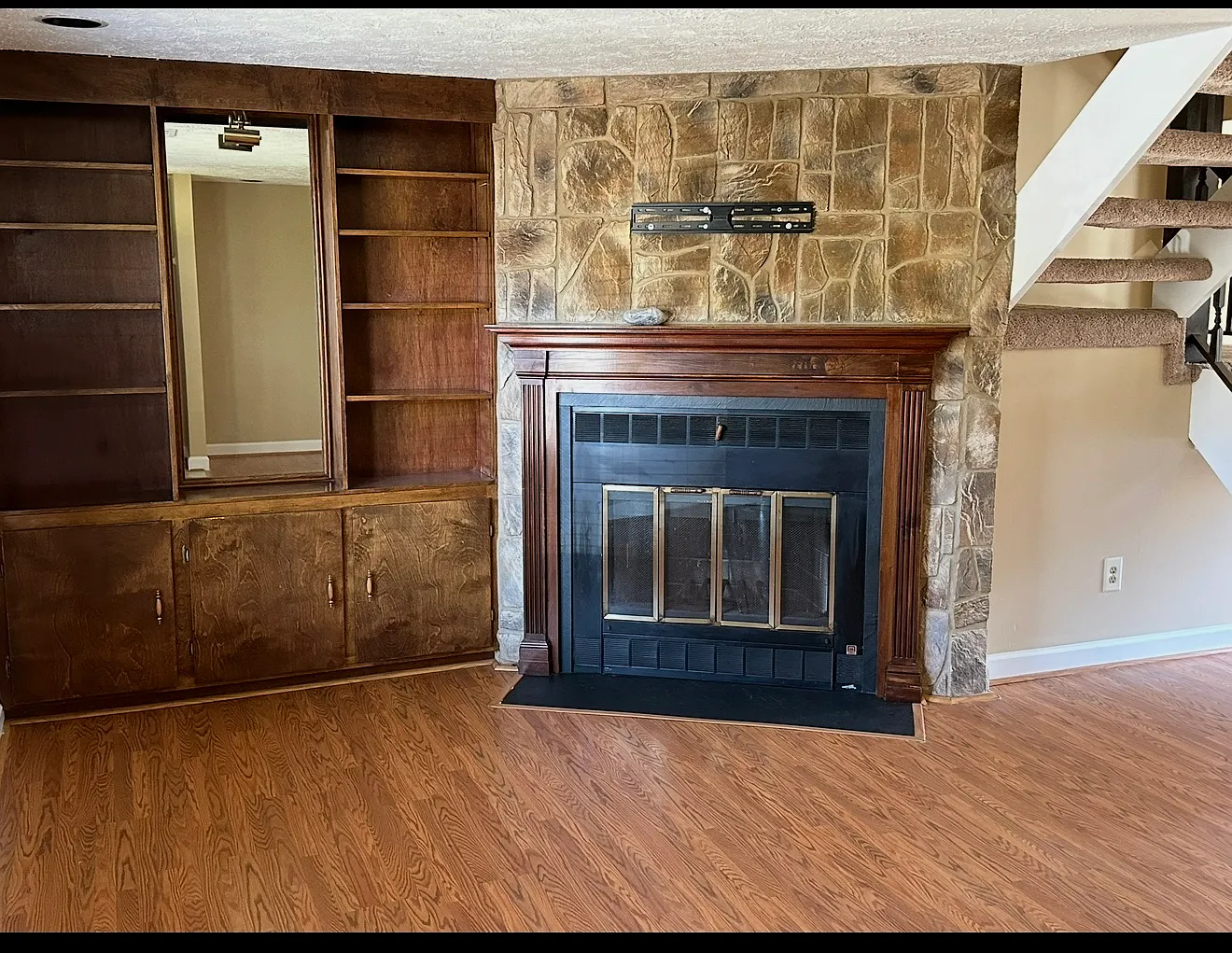 3 bed, 1.5 bath, $2,400 — Photo 2