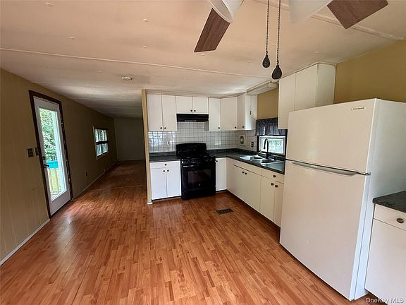 3rd image of 20 Tanglewood Park Dr