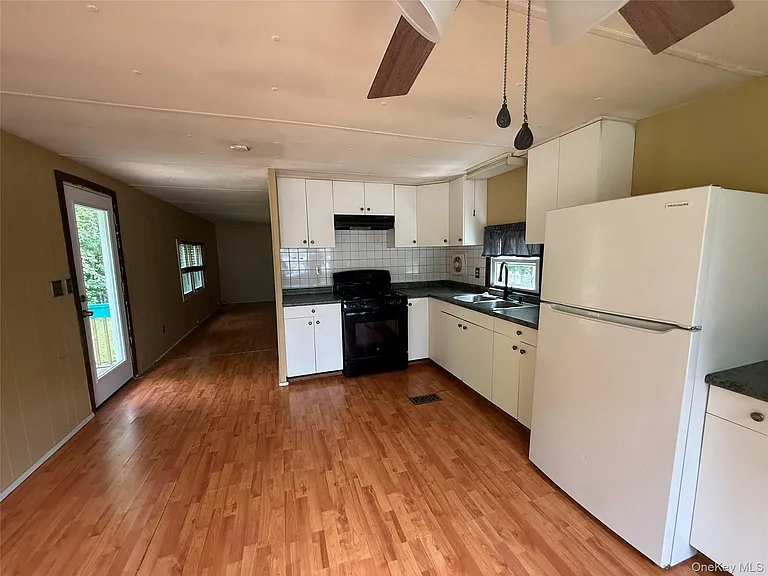 20 Tanglewood Park Dr — Photo 3