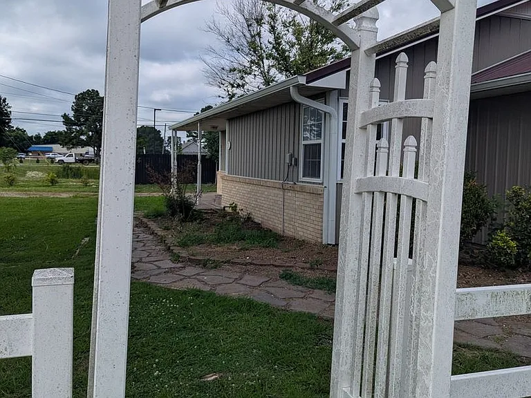 320 S Country Club Rd — Photo 4