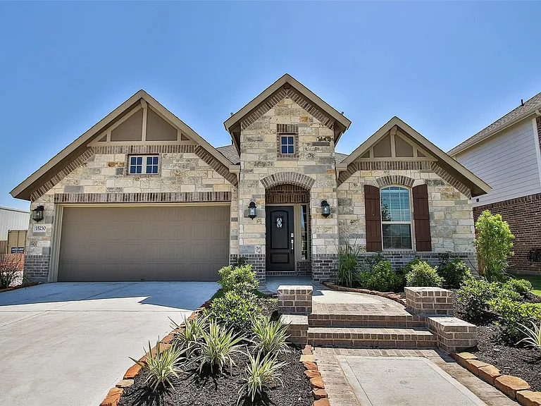 15230 Kickapoo Cavern Dr — Photo 1