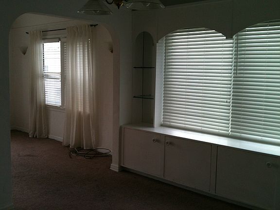 5th image of 27 Roycroft Ave