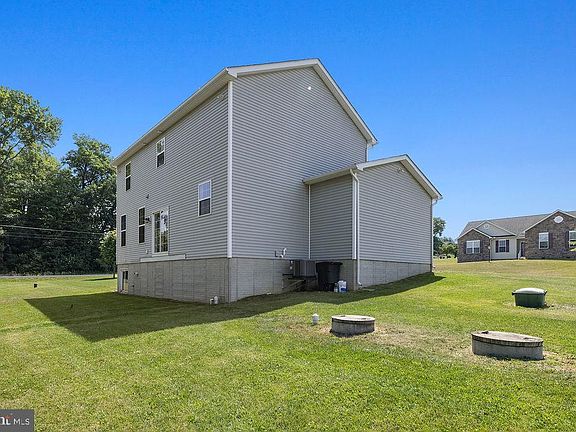 4th image of 15 Logan Cir