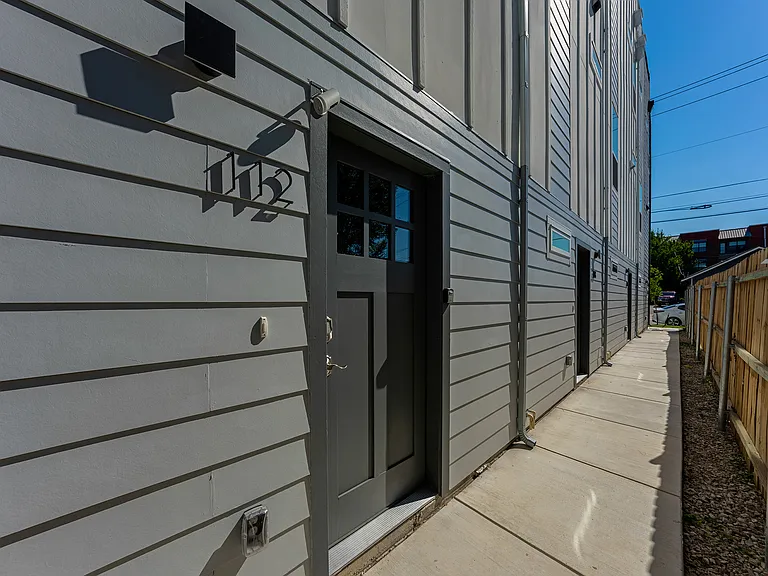 1004 Travis Ave #112 — Photo 31