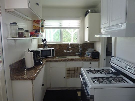 3rd image of 412 E Micheltorena St