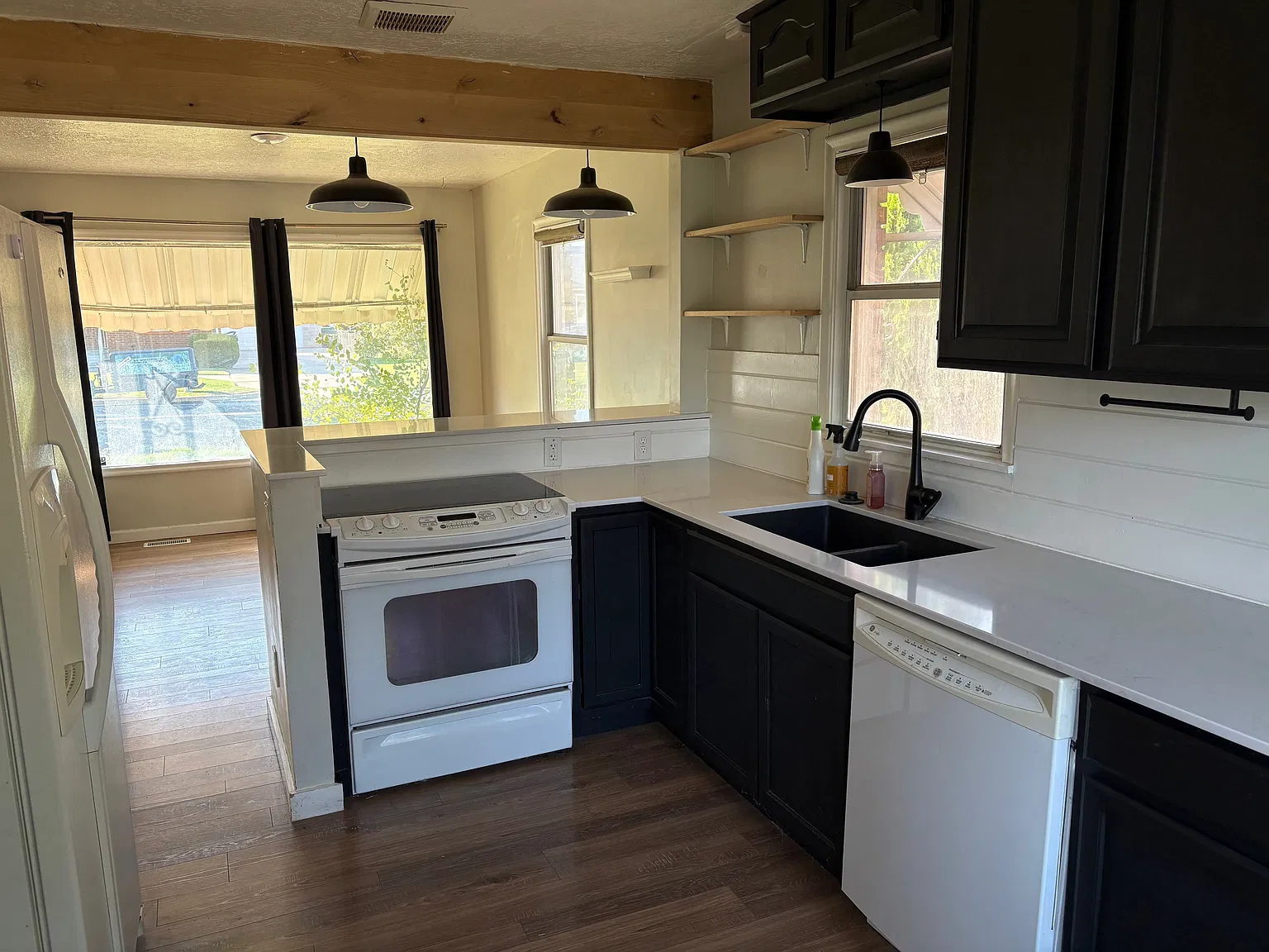 3 bed, 1590 sqft, $2,400 — Photo 3