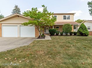 135 Tanglewood Dr, Elk Grove Village, IL 60007