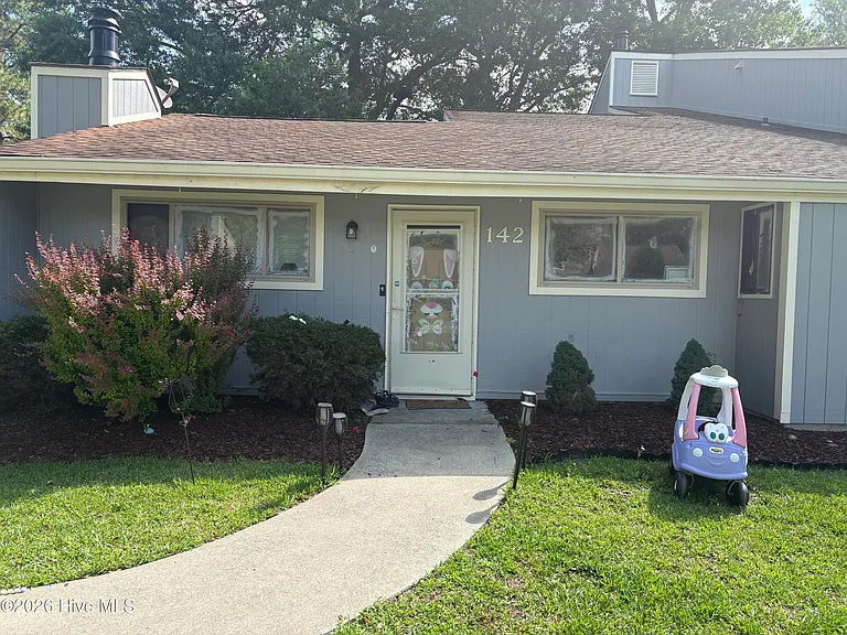 142 Quarterdeck — Photo 1