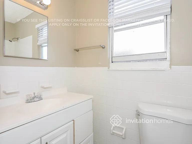 458 NE 38th St — Photo 16