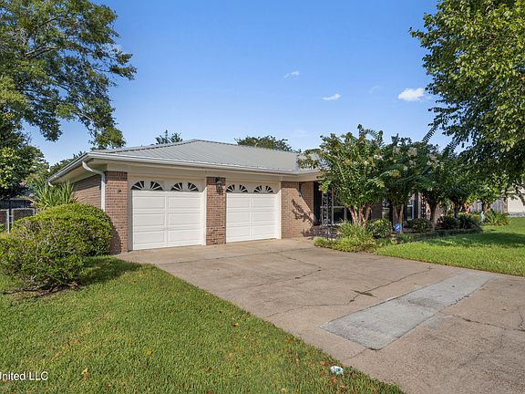 3rd image of 1313 Queen Park Cir
