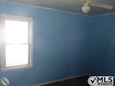 261-940889_BEDROOM (2).JPG
