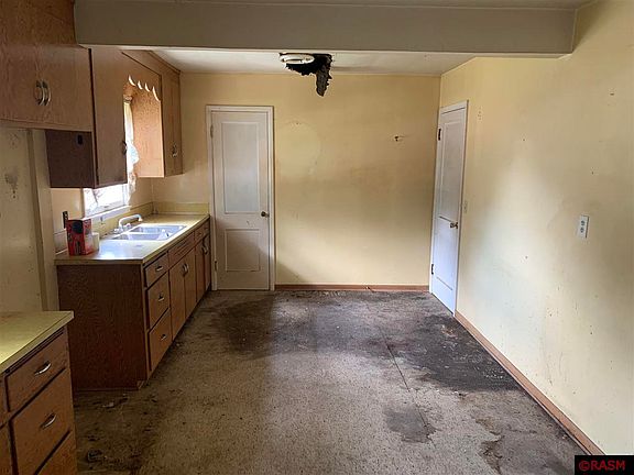 5th image of 137 Hammond St W