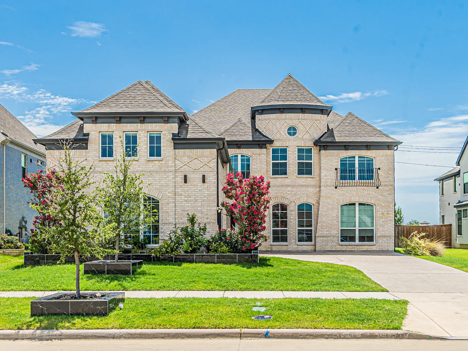 6 bed, 4266 sqft, $5,499 — Photo 1