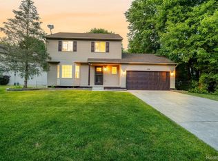526 Cove View Dr, Waterford, MI 48327