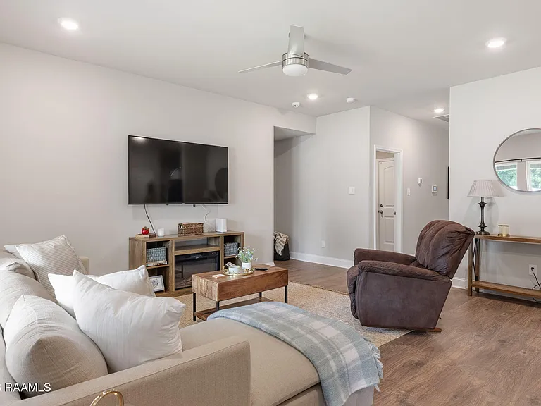 105 Harvest Falls Dr — Photo 8