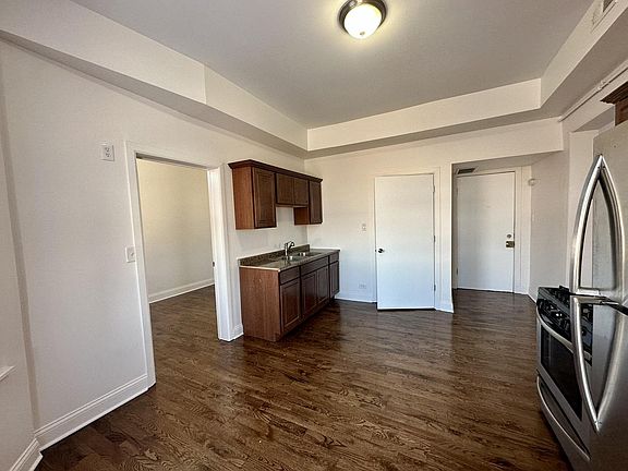 3rd image of 1803 W 47th St Unit 3R
