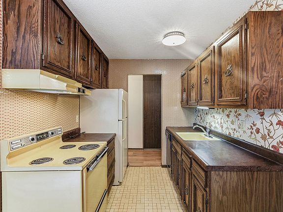 2nd image of 4624 Cedar Lake Rd #4