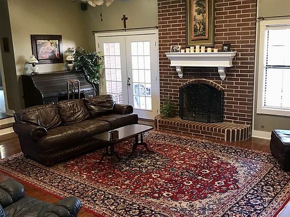 3rd image of 848 Oakridge Dr