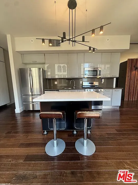 1 bed, 1.0 bath, 810 sqft, $2,700 — Photo 2