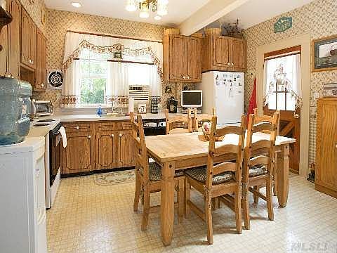 5th image of 35 Burtis Ave