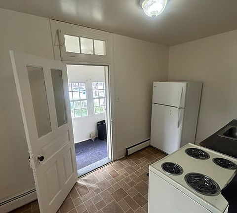 3rd image of 1107 W Poplar St Floor 1