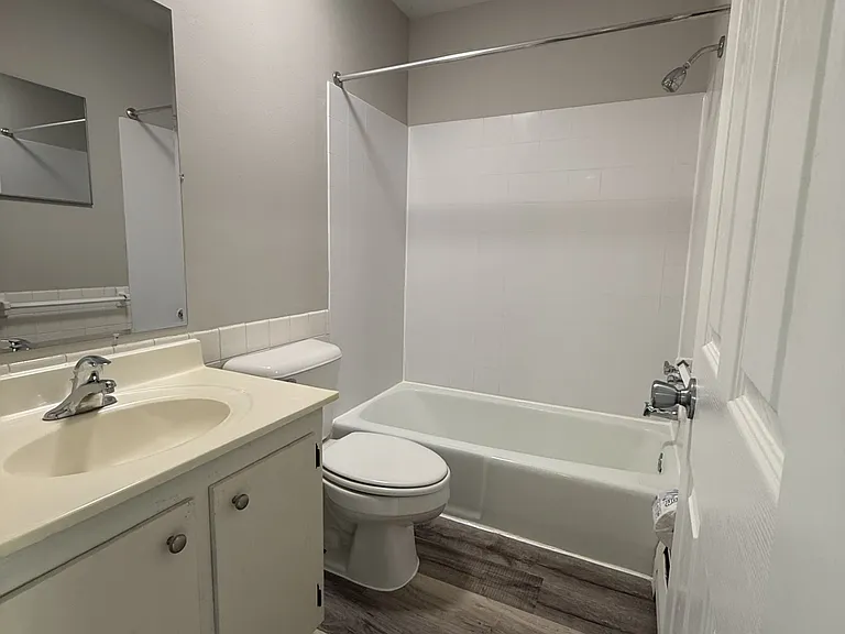 Evergreen East Apartments — Photo 12