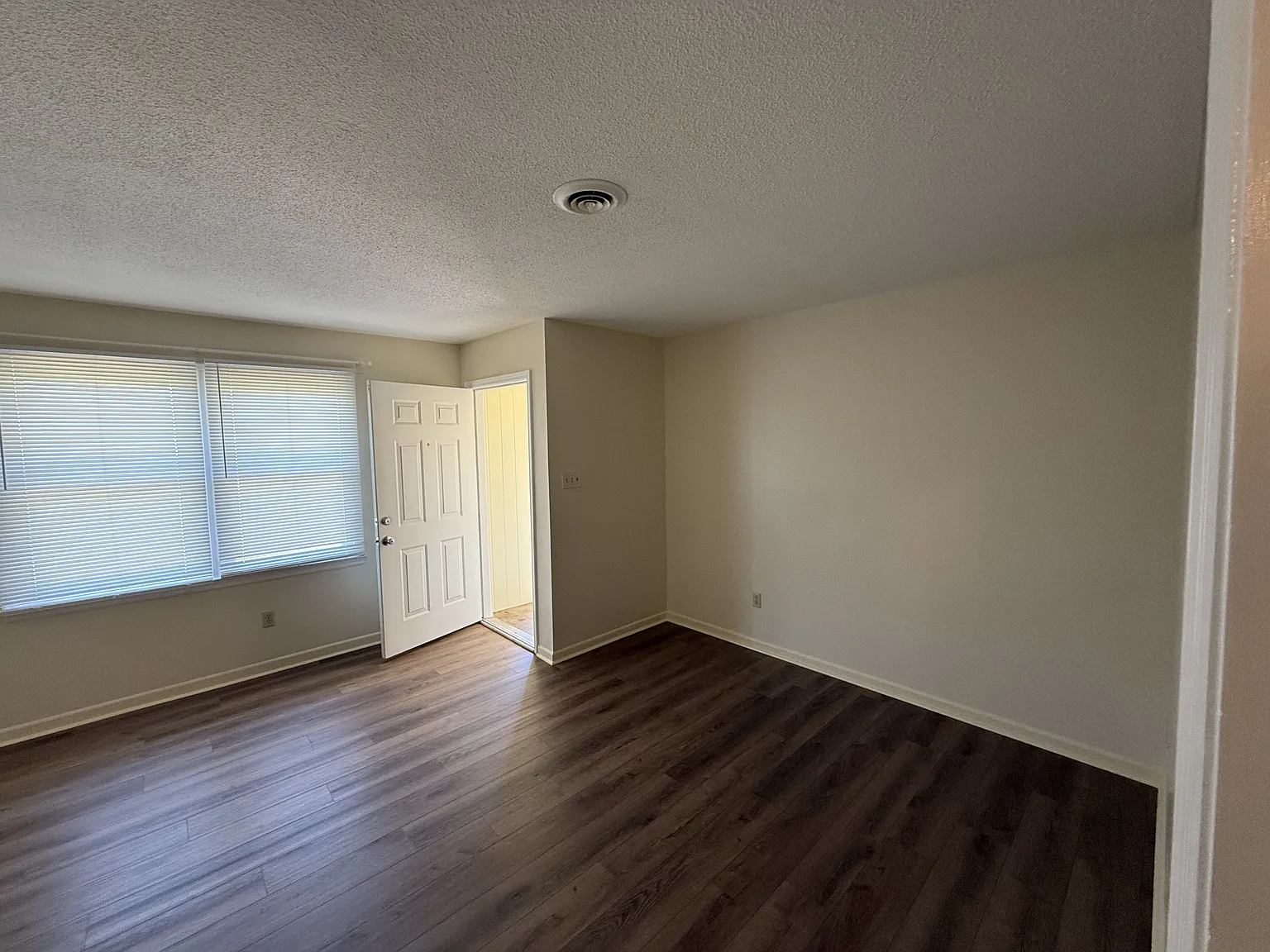 2 bed, 1.5 bath, 900 sqft, $1,100 — Photo 3