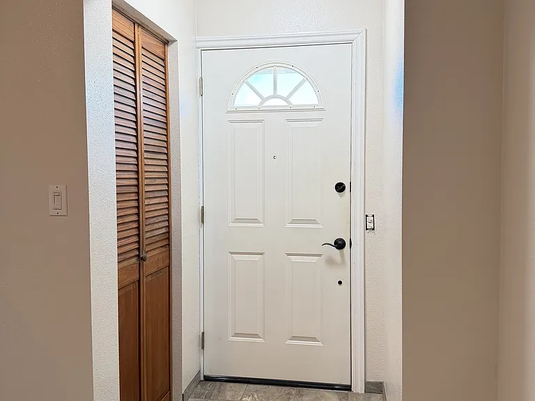 304 Oak St — Photo 3